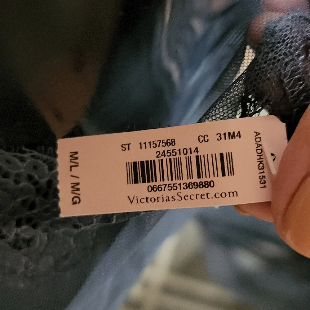 Victoria's secret sexy cover-up - Picture 4 of 4